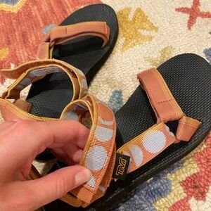Teva universal sandal size 6 women’s lunar pattern